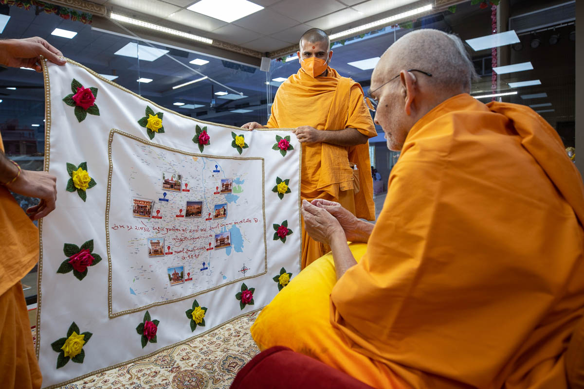 Swamishri observe a shawl