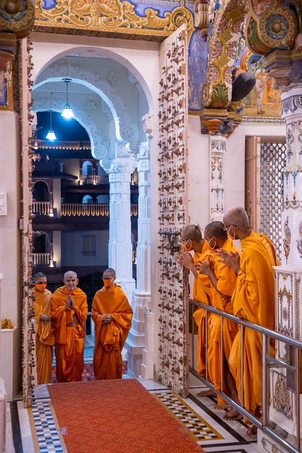 Swamishri arrives for Thakorji's darshan in the main mandir in the evening