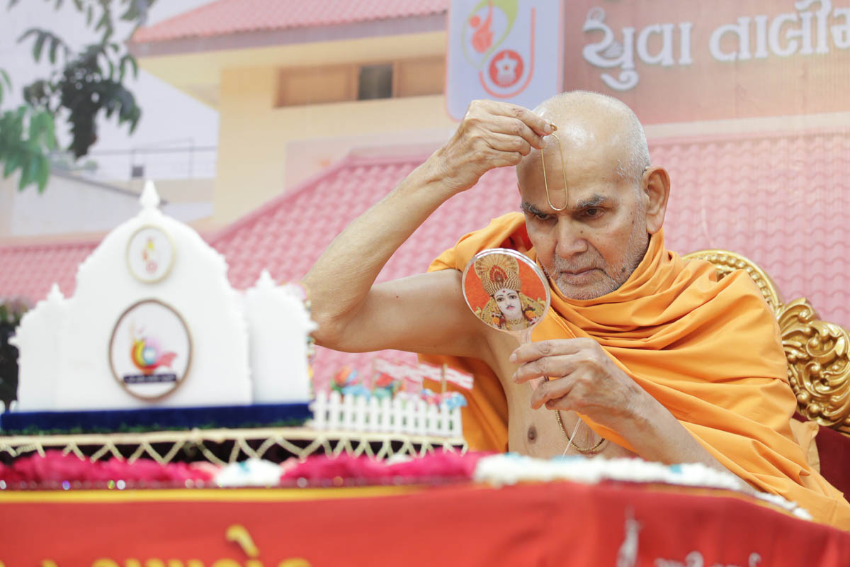 Param Pujya Mahant Swami Maharaj applies a tilak on his forehead