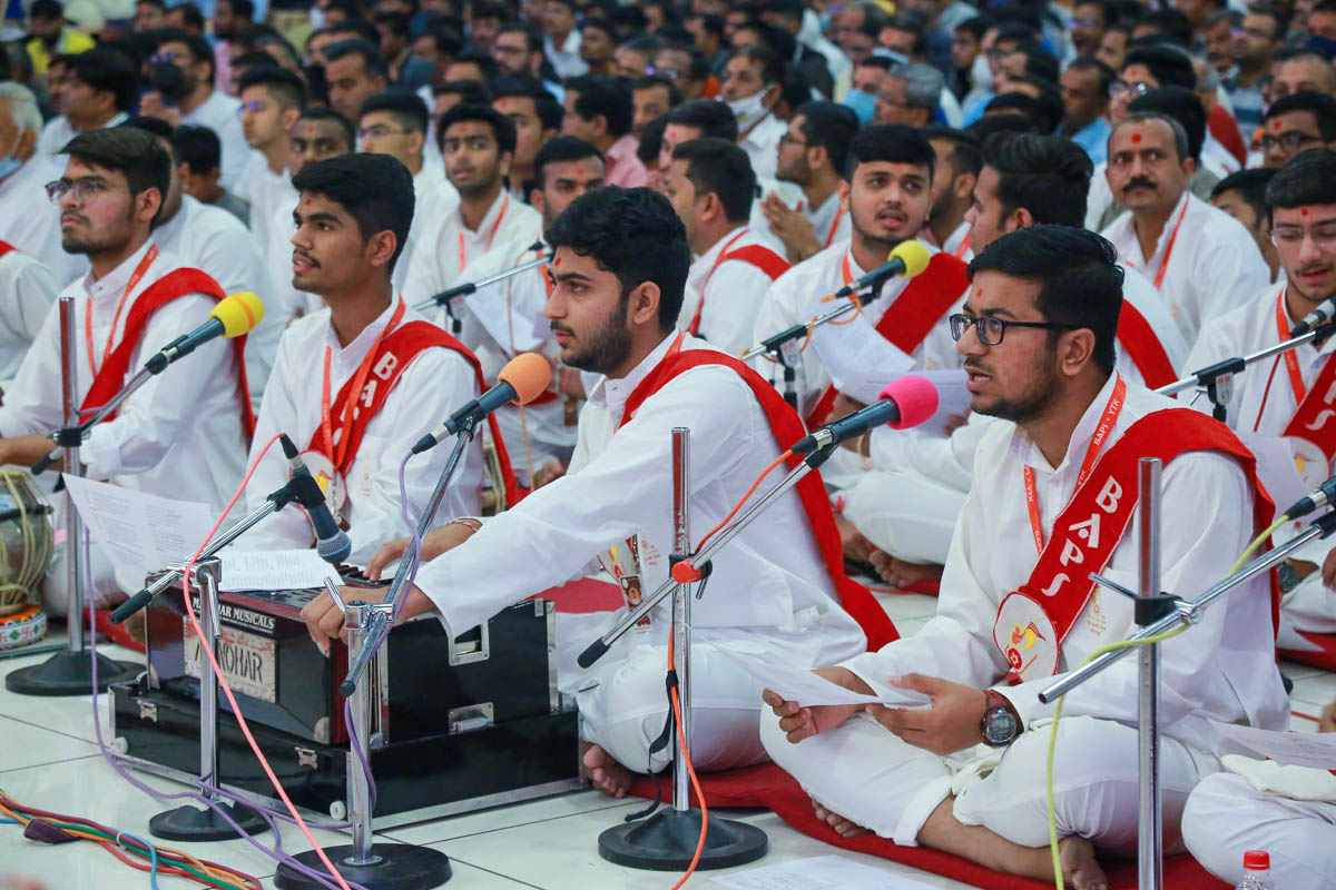 Yuva Talim Kendra (YTK) youths sing kirtans in Swamishri's daily puja