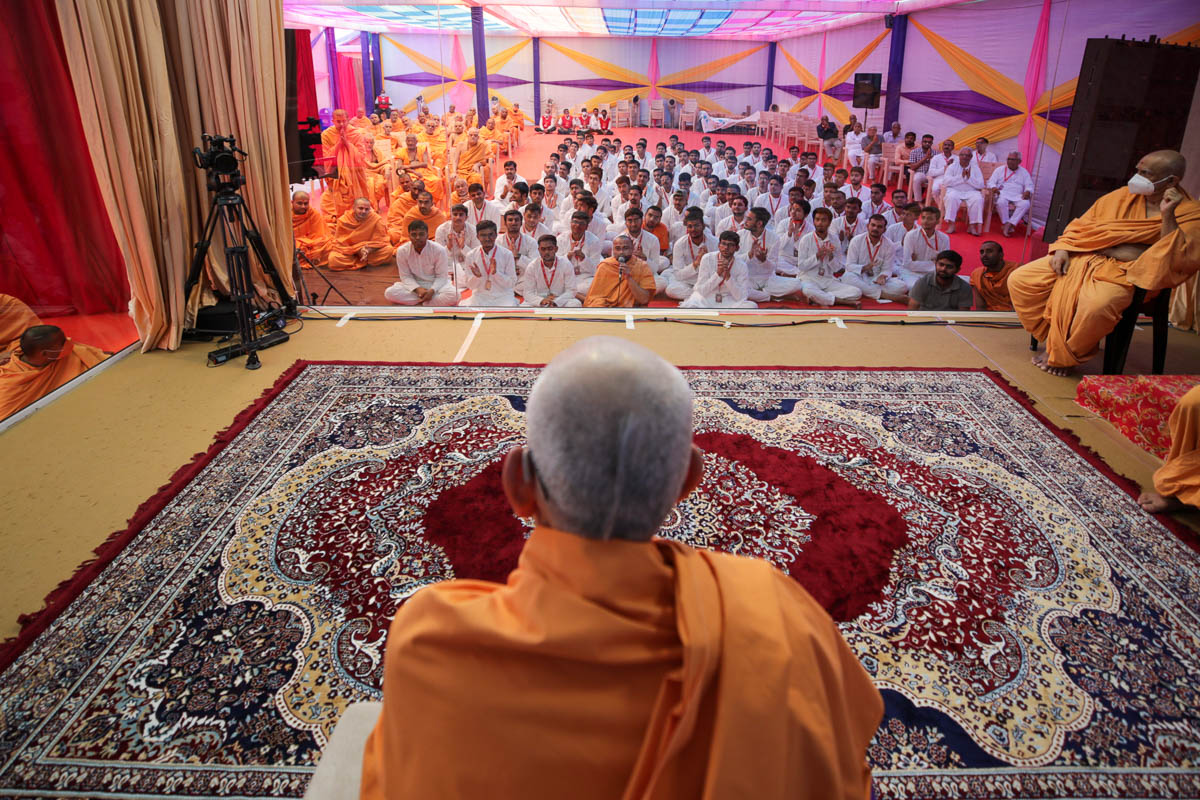 Swamishri during the question-answer session with YTK youths in the afternoon