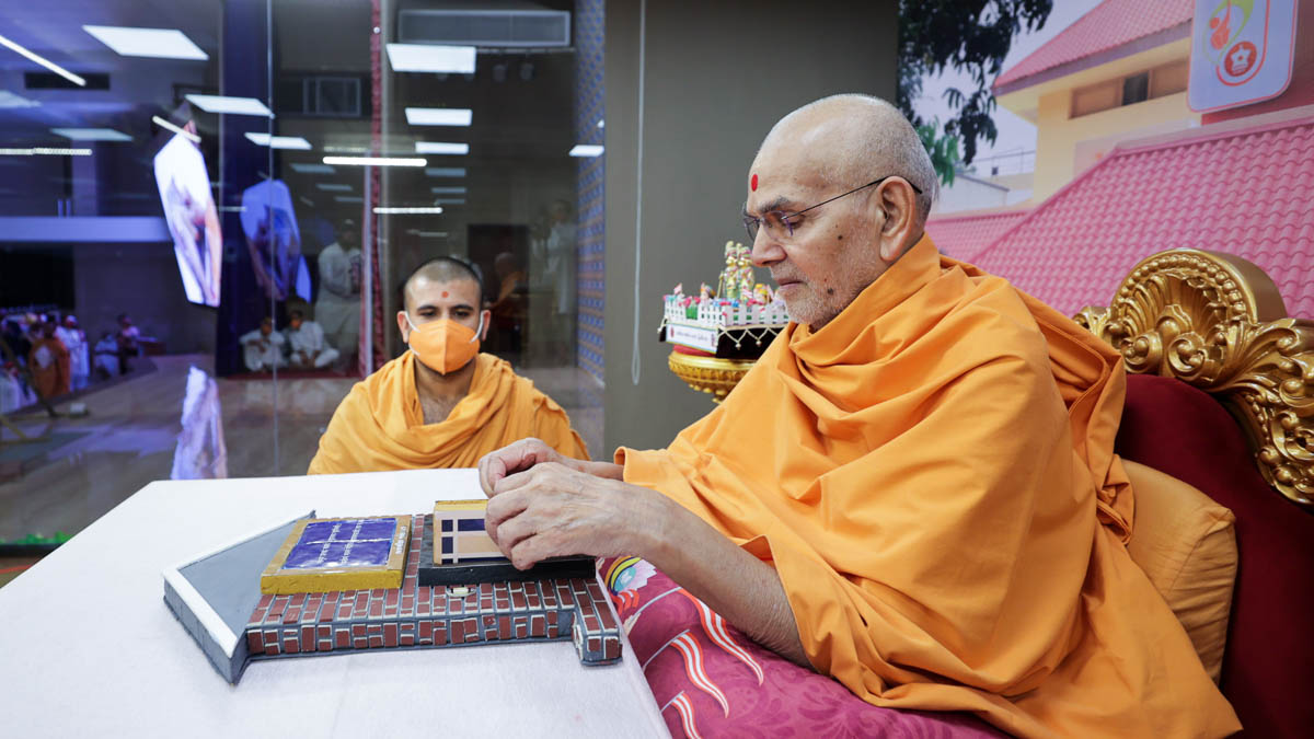 Swamishri participates in an activity