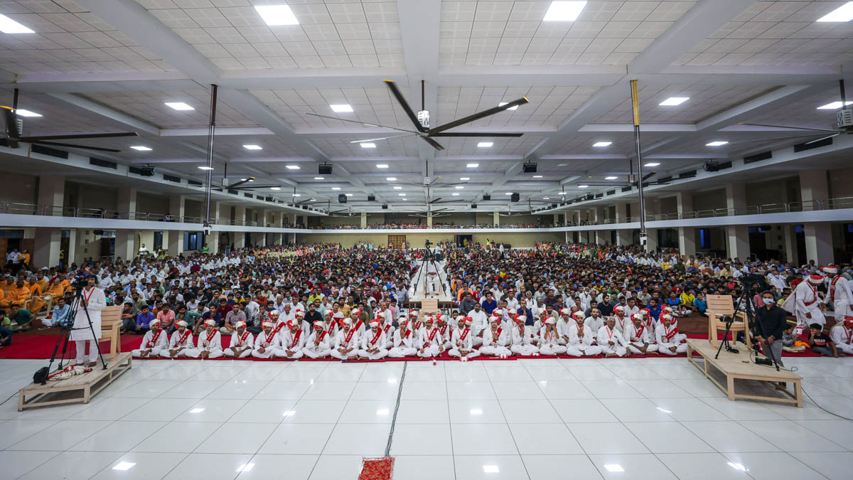Youths and devotees during the assembly