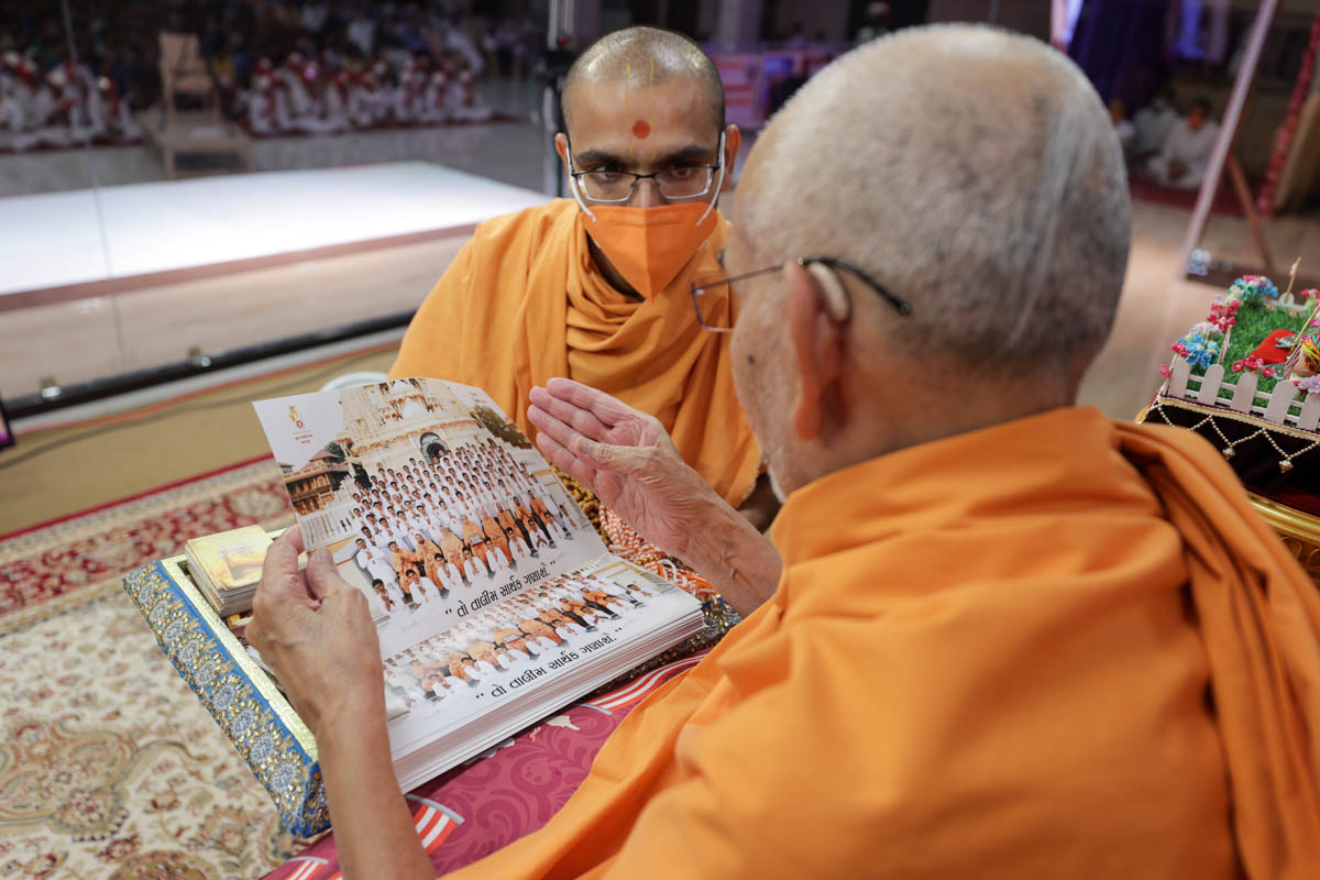 Swamishri observes a group photo of the youths