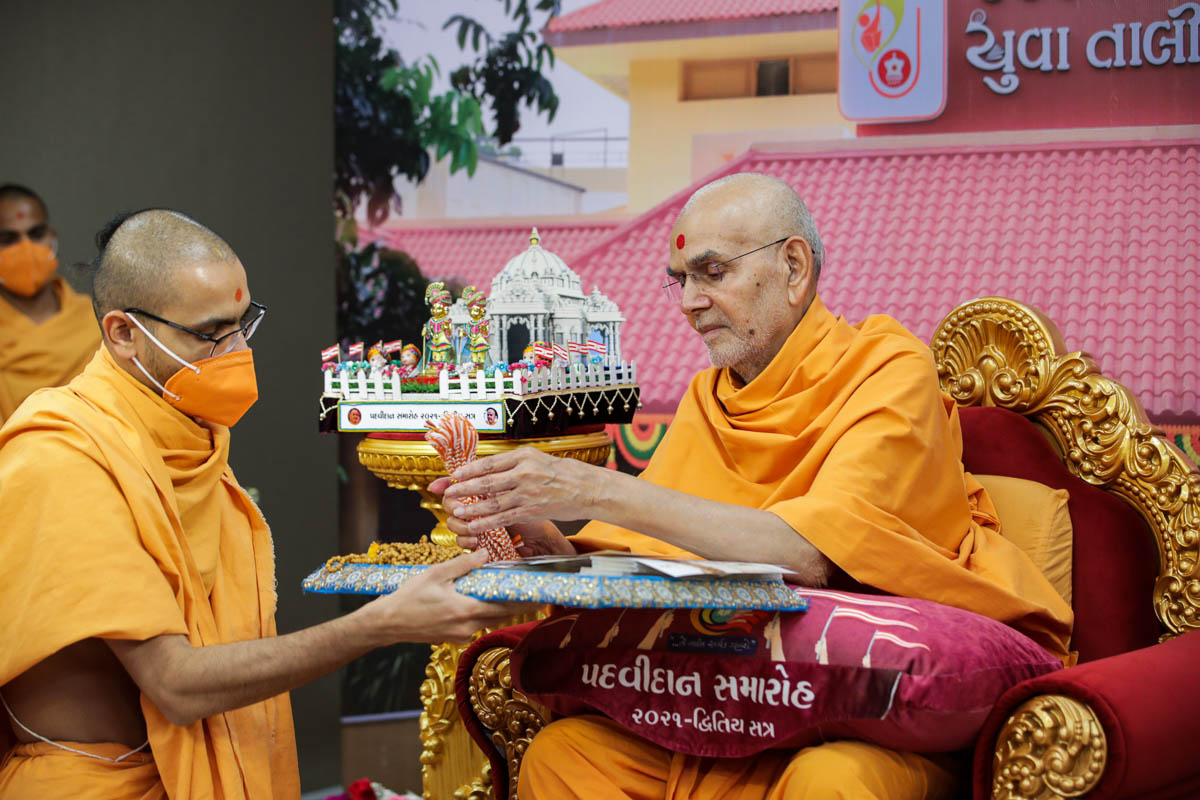 Swamishri sanctifies nadachhadis for the youths