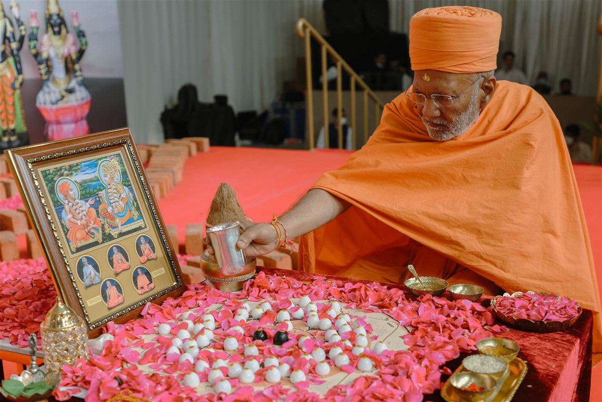 Akshaymunidas Swami makes an offering during the puja