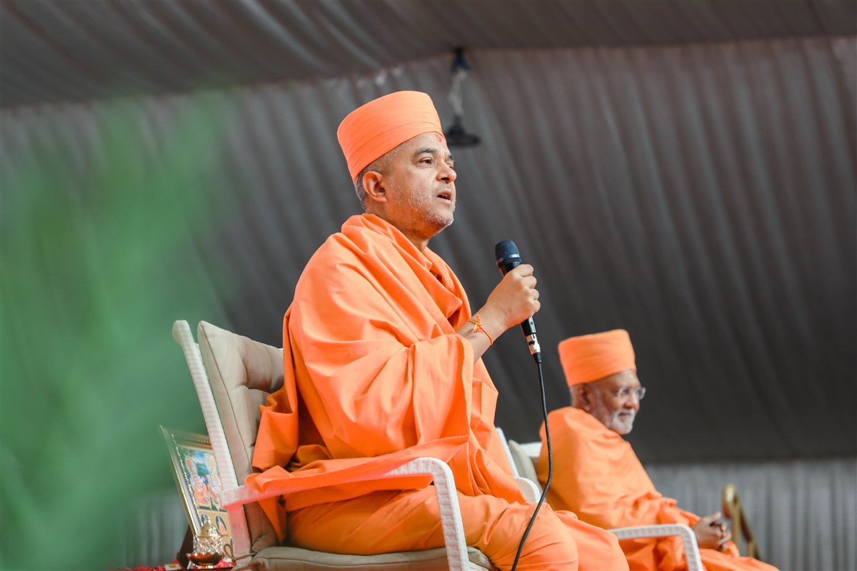 Brahmaviharidas Swami addresses the assembly