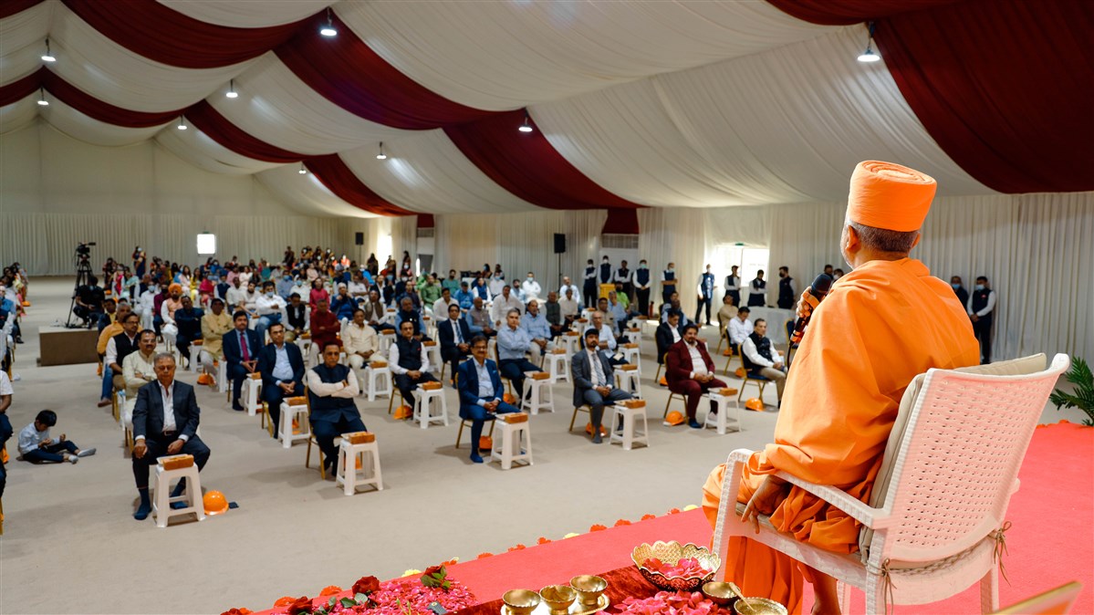 Guests and devotees during the assembly