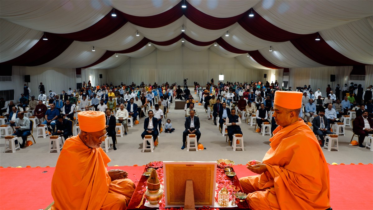 Swamis lead the Shila Sthapan rituals