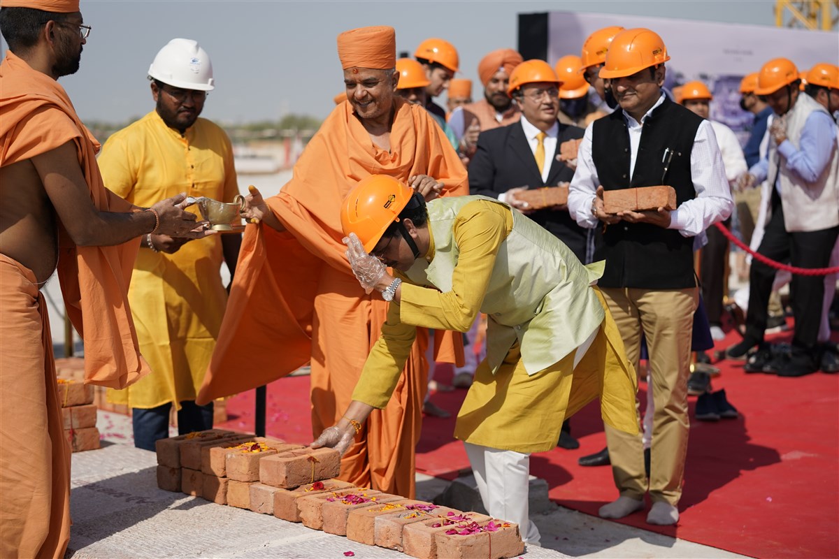 Chandrasen Hadaji places a sanctified brick