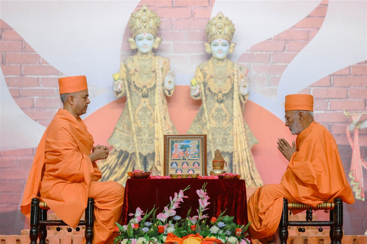 Akshaymunidas Swami and Brahmaviharidas Swami perform the puja