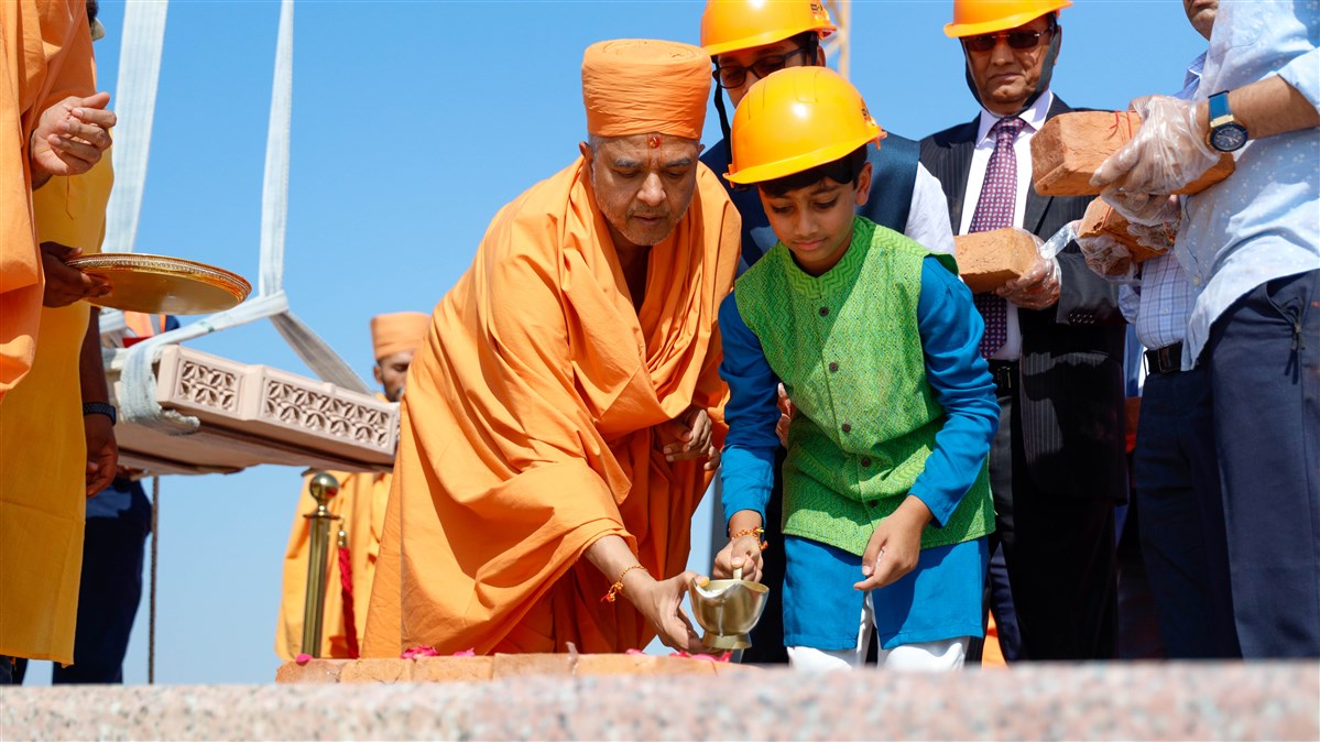 Divya Chirayubhai Rohitbhai Patel cements the first stone of the mandir