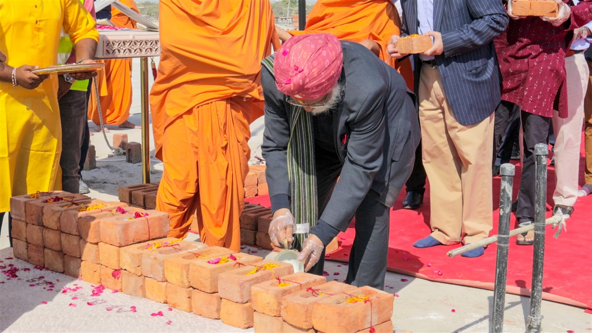 Jasbir Singh Sahni cements the first stone of the mandir