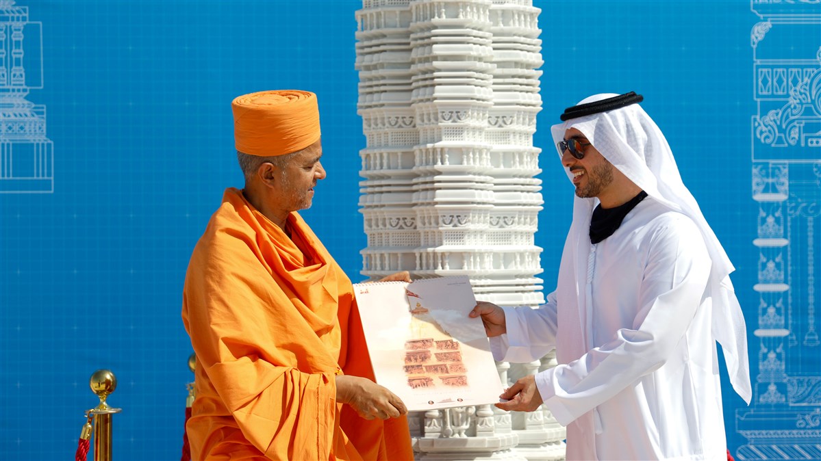 Brahmaviharidas Swami gifts a mandir calendar to Emirati dignitaries