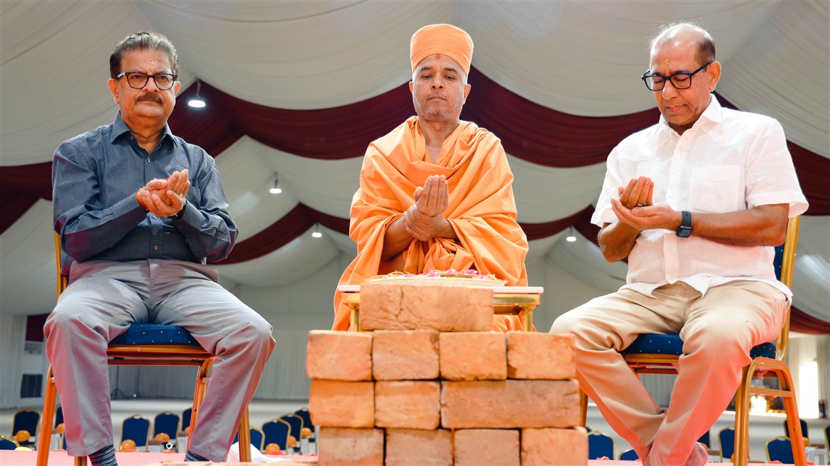 Shri Vinod Adani and Shri Ashokbhai Kotecha worship the bricks for the BAPS Hindu Mandir