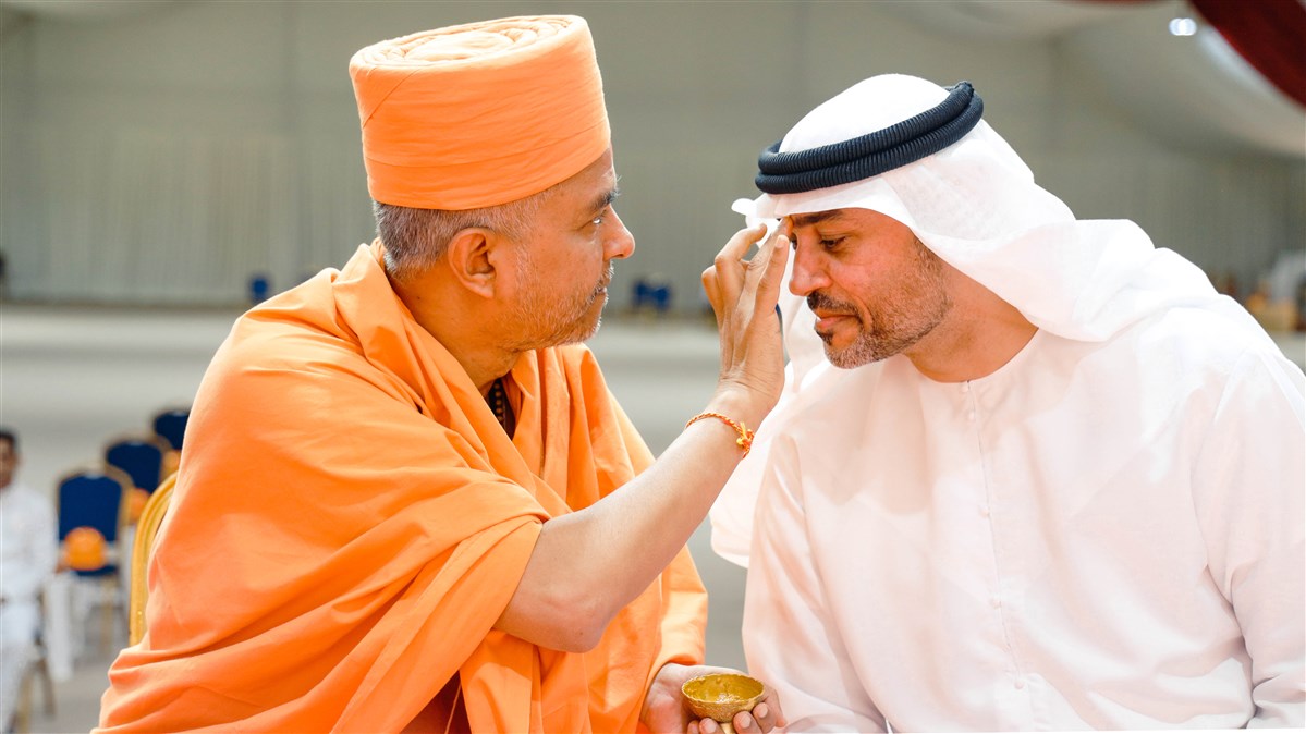 Brahmaviharidas Swami applies chandlo to a dignitary