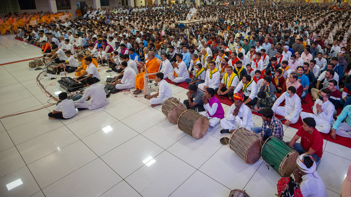 Devotees doing Swamishri's puja darshan 