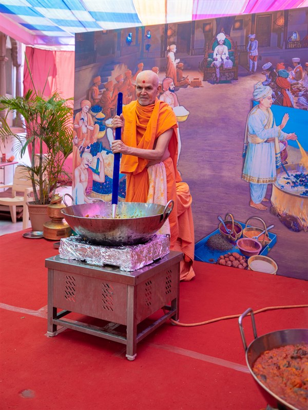 Swamishri stirs the shak mixture