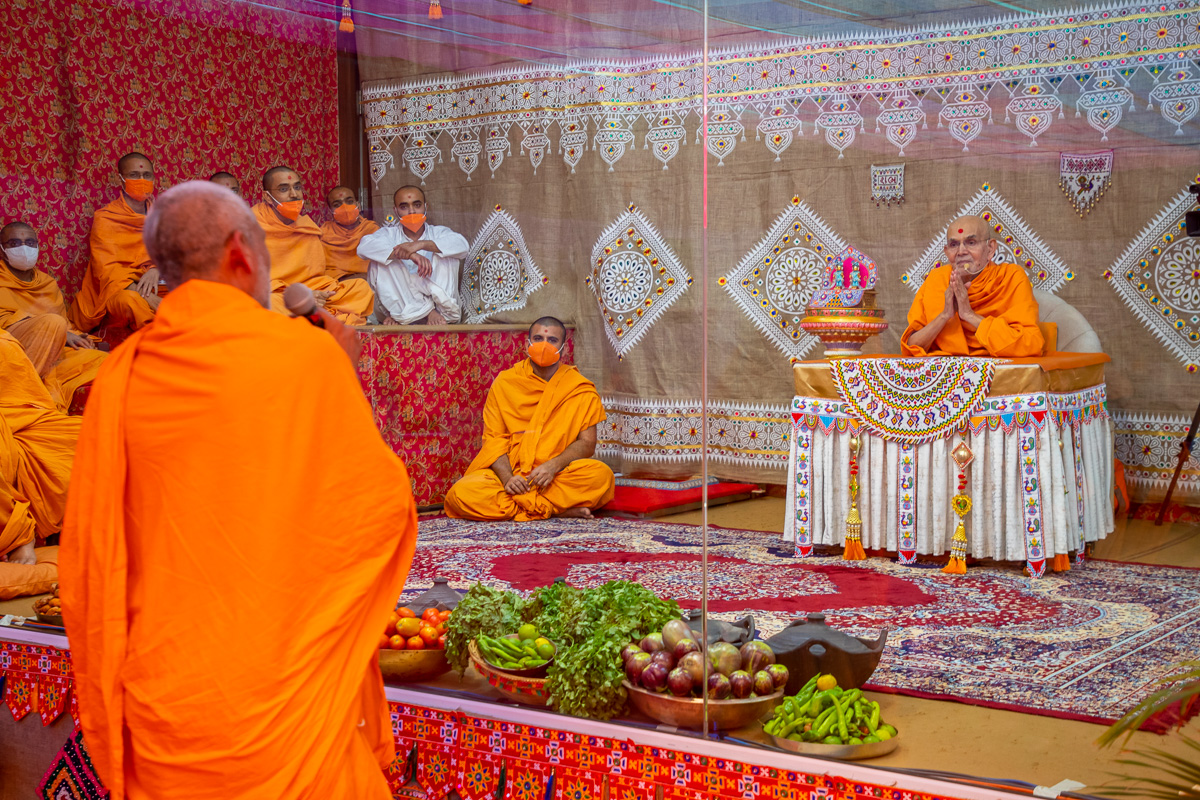 Sadhus ask questions to Swamishri