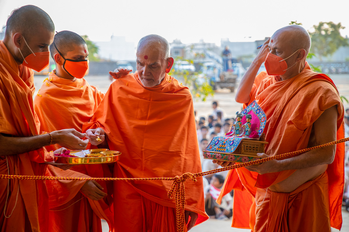 Swamishri performs inaugural rituals