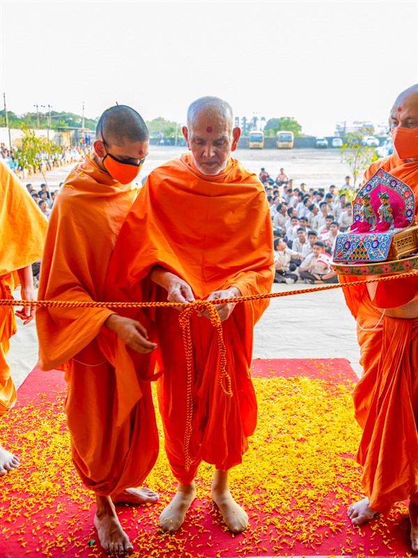 Swamishri inaugurates BAPS Swaminarayan Vidyamandir, Gondal
