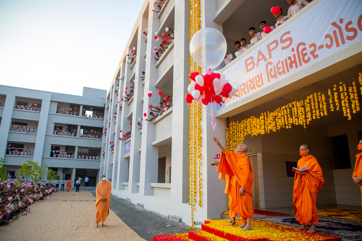 Swamishri releases balloons