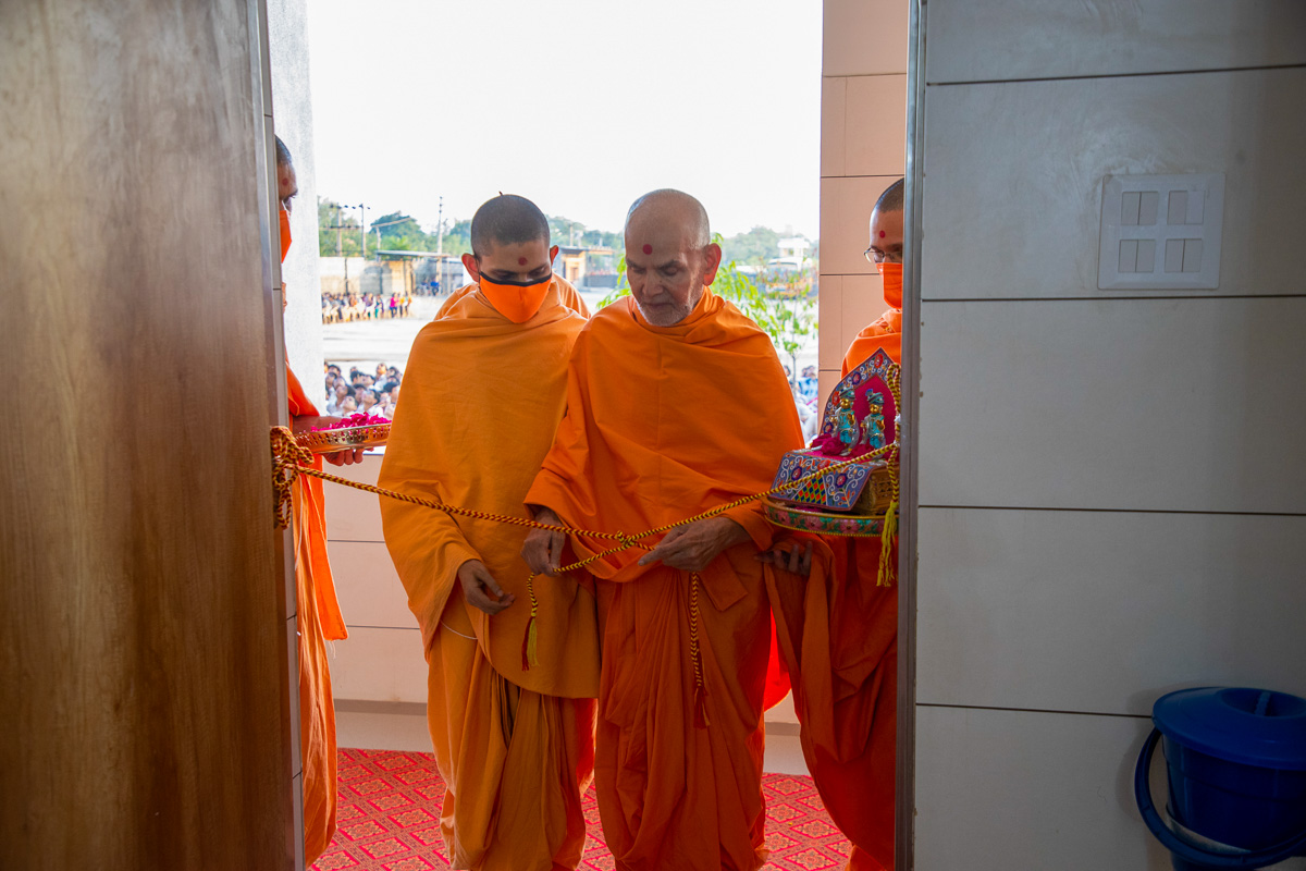 Swamishri inaugurates a classroom