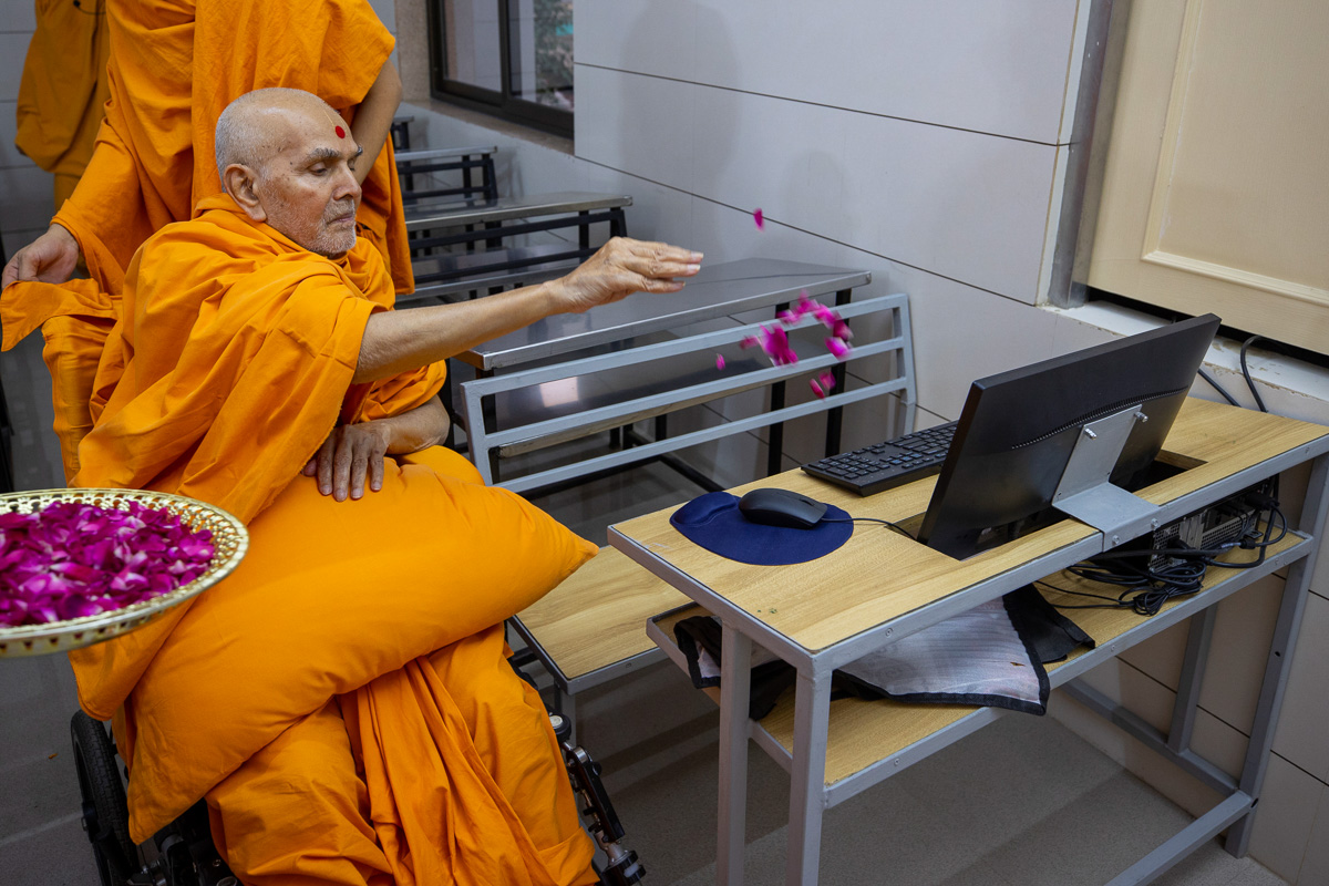 Swamishri sanctifies a computer