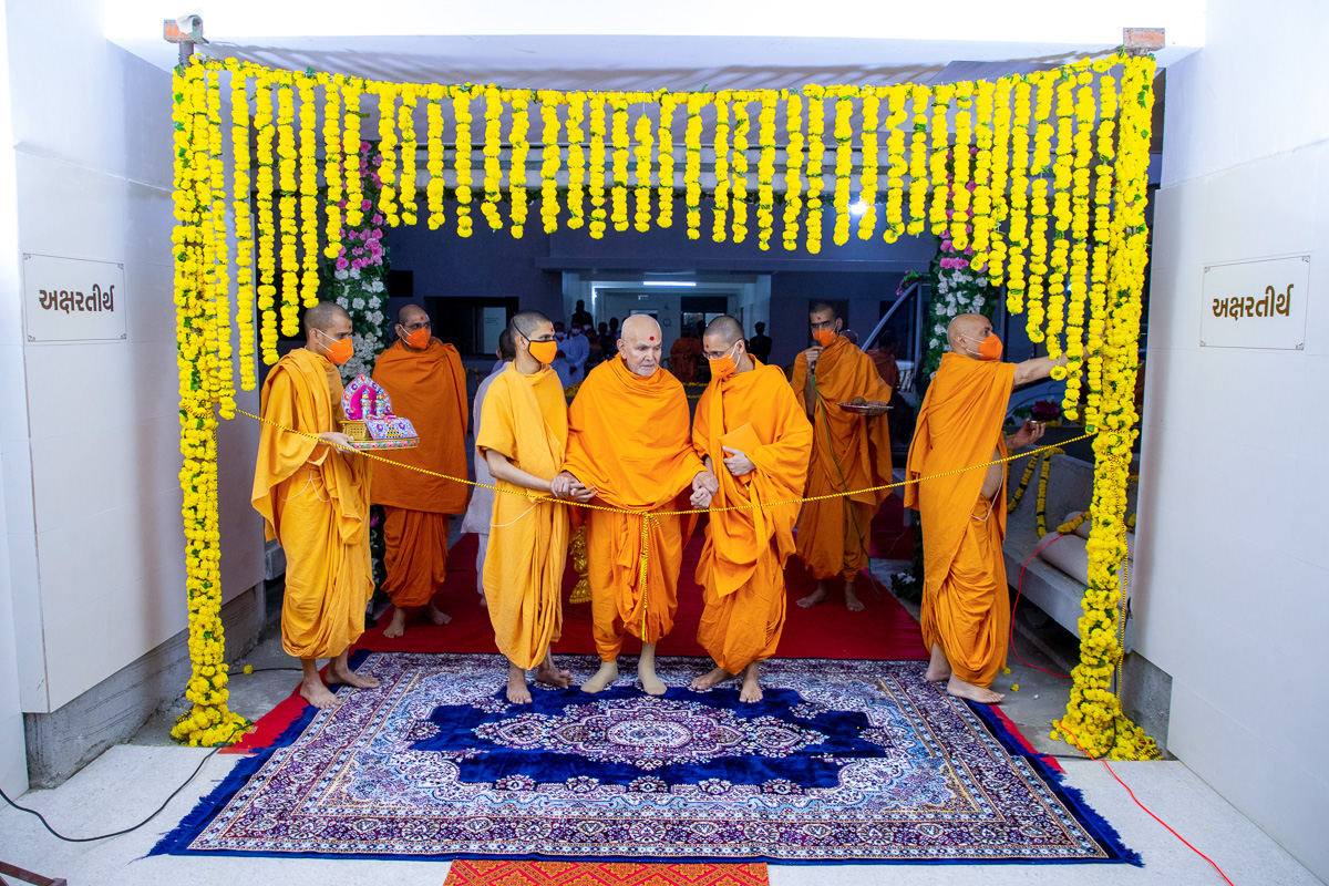 Pujya Viveksagar Swami performs pujan of the door frame