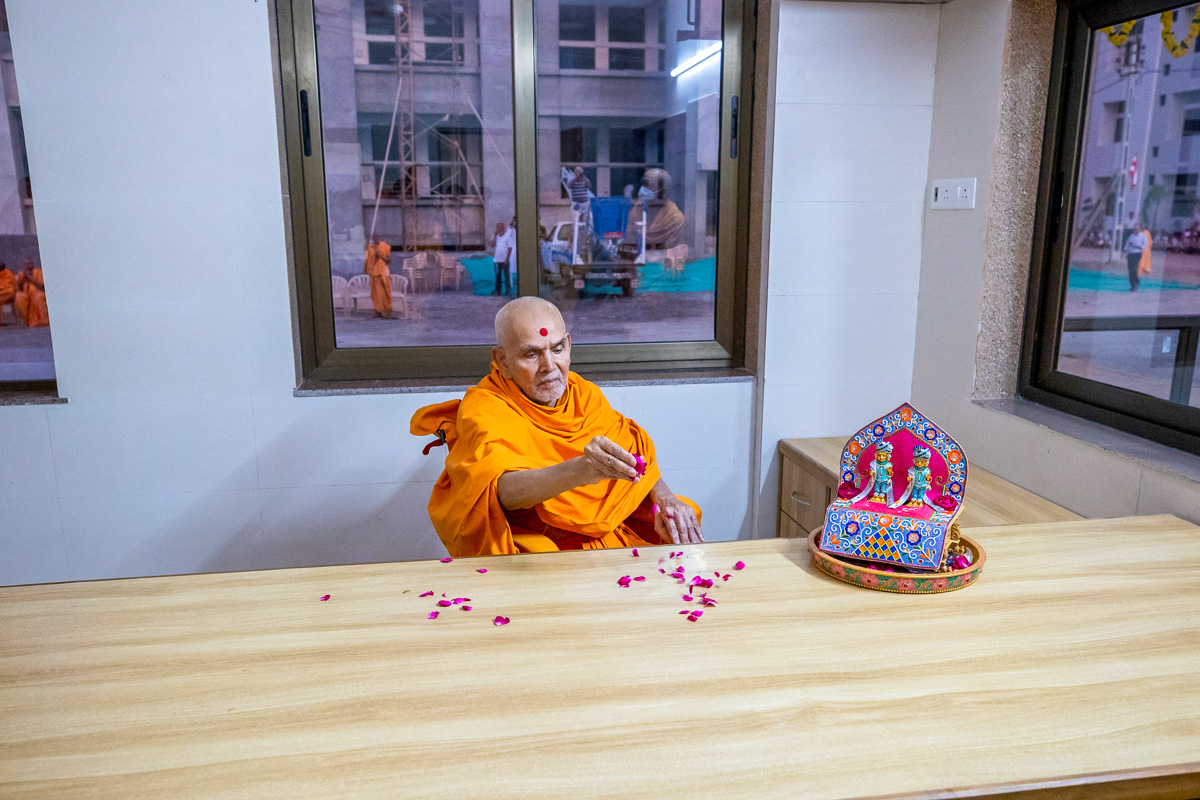 Swamishri sanctifies the gurukul office