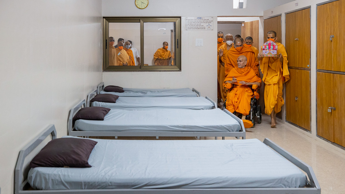 Swamishri sanctifies a hostel room for students