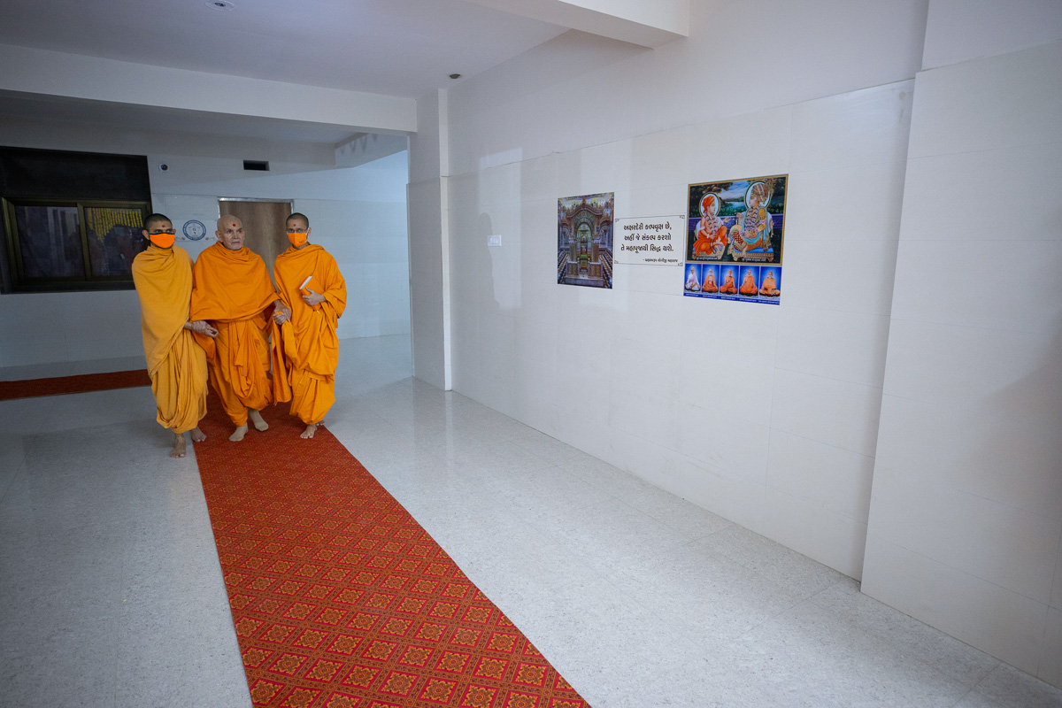 Swamishri departing from the  gurukul