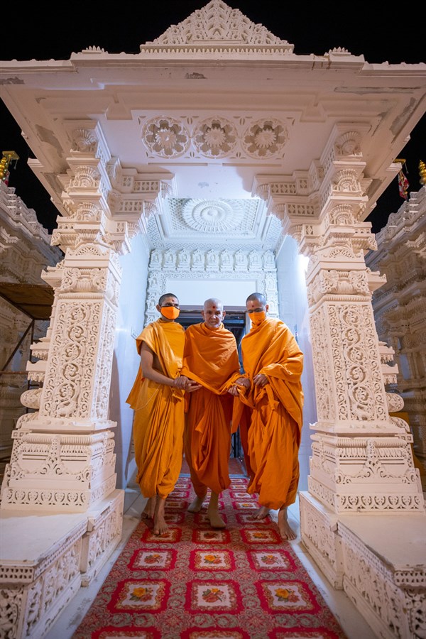 Swamishri arrives for Thakorji's darshan in the main mandir
