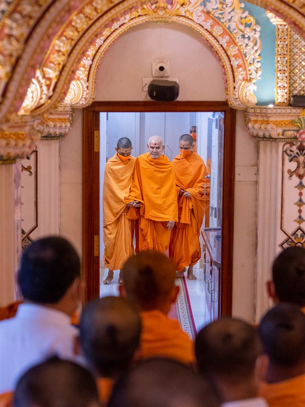 Swamishri arrives for darshan in the Akshar Deri