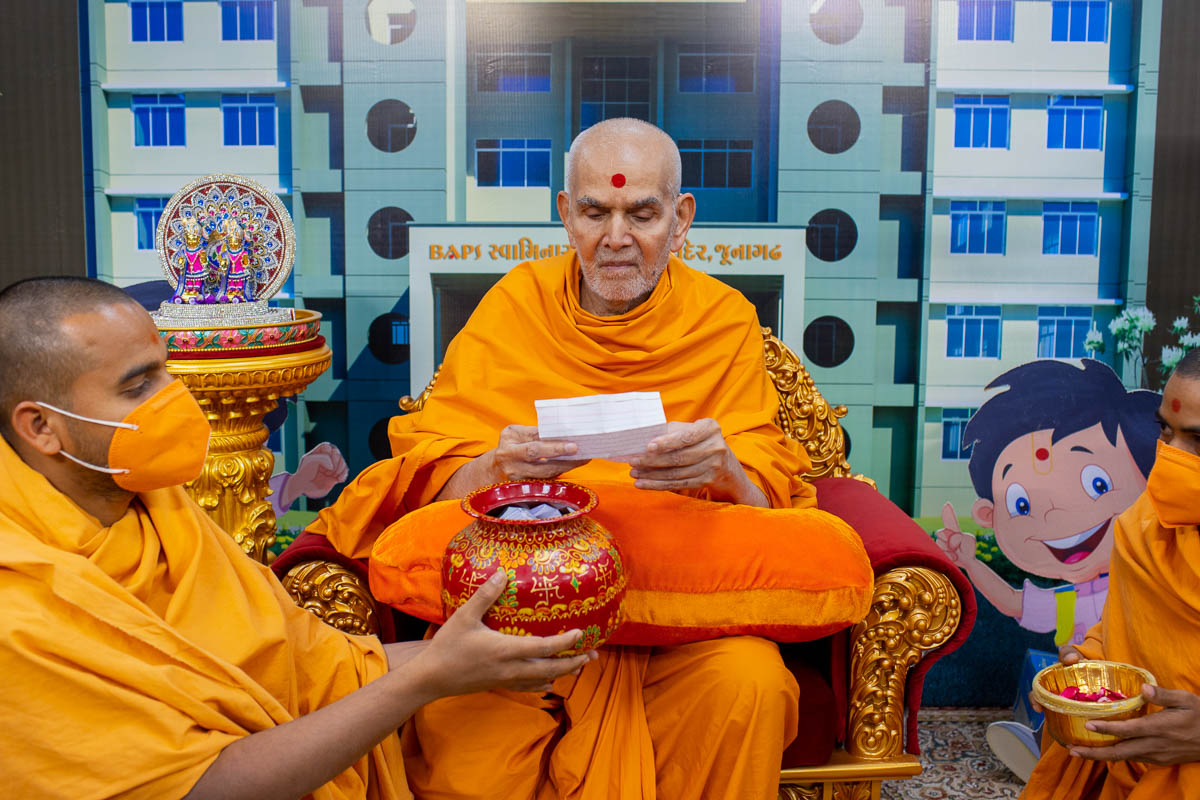 Swamishri reads prayers in the evening assembly