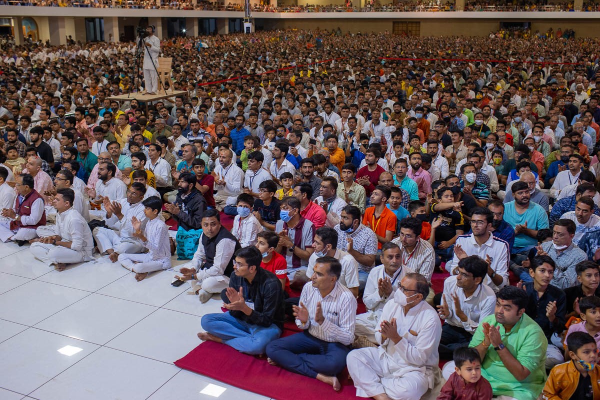 Devotees during the arti