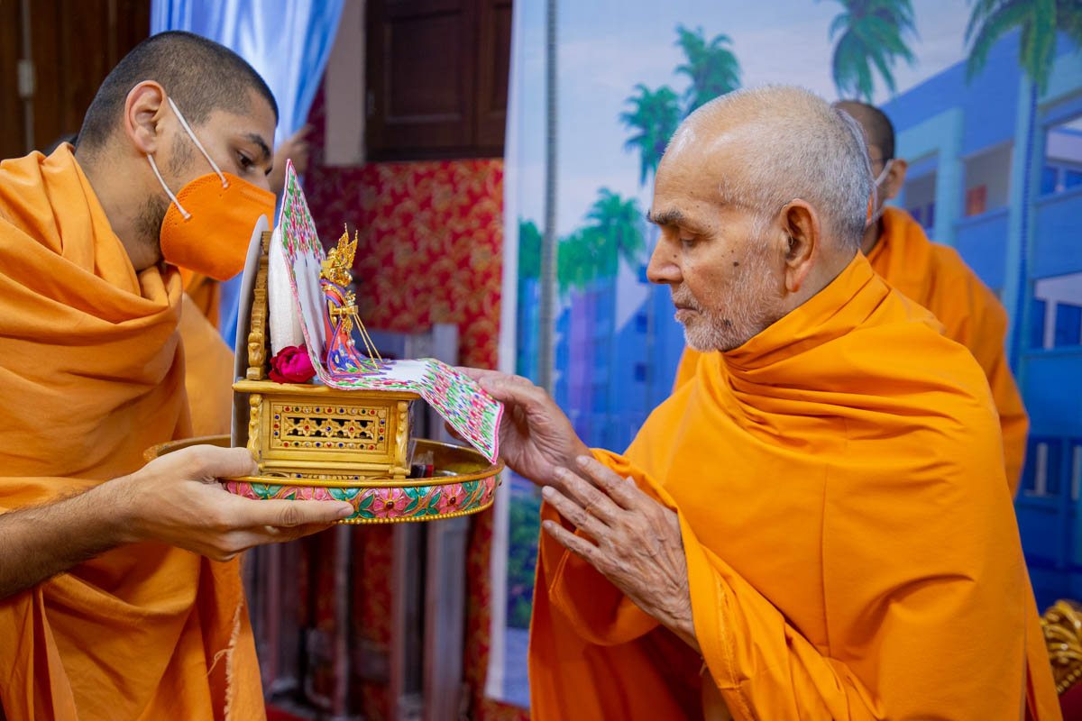 Param Pujya Mahant Swami Maharaj observes the sinhasan