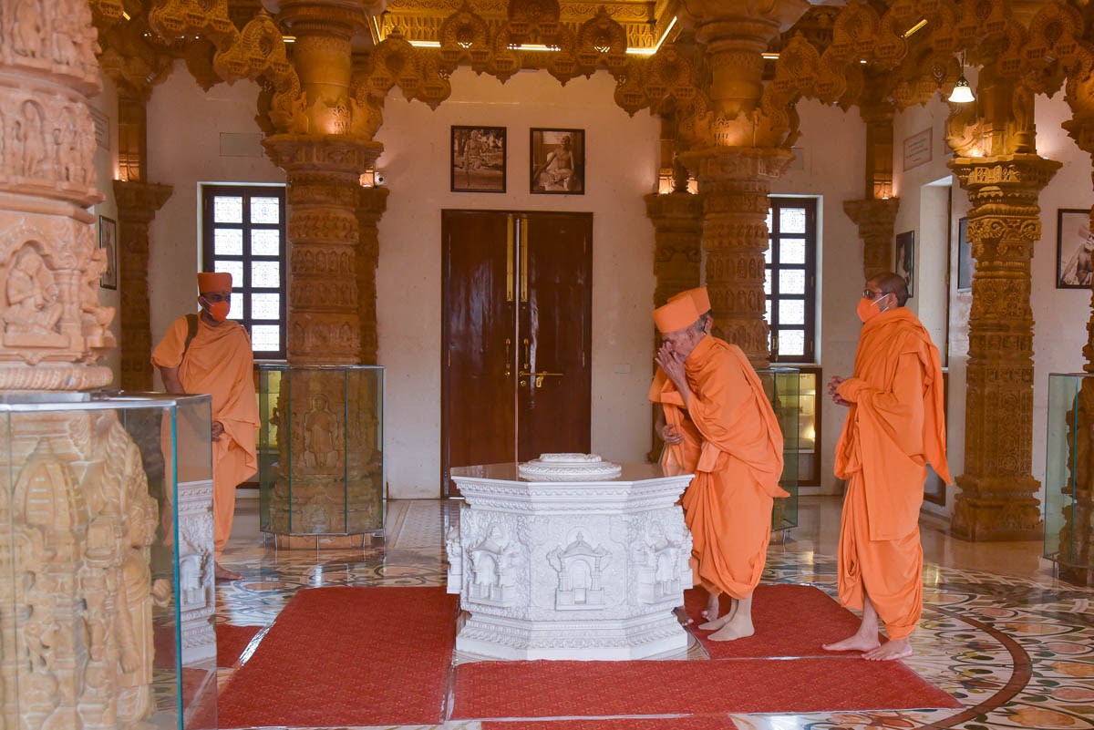 Swamishri engrossed in darshan at the Yogi Smruti Mandir