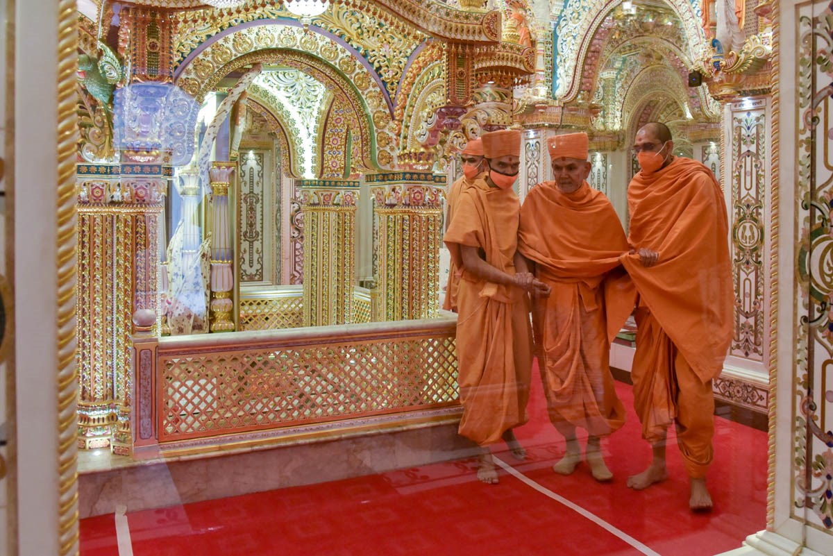 Swamishri performs pradakshina of the Akshar Deri