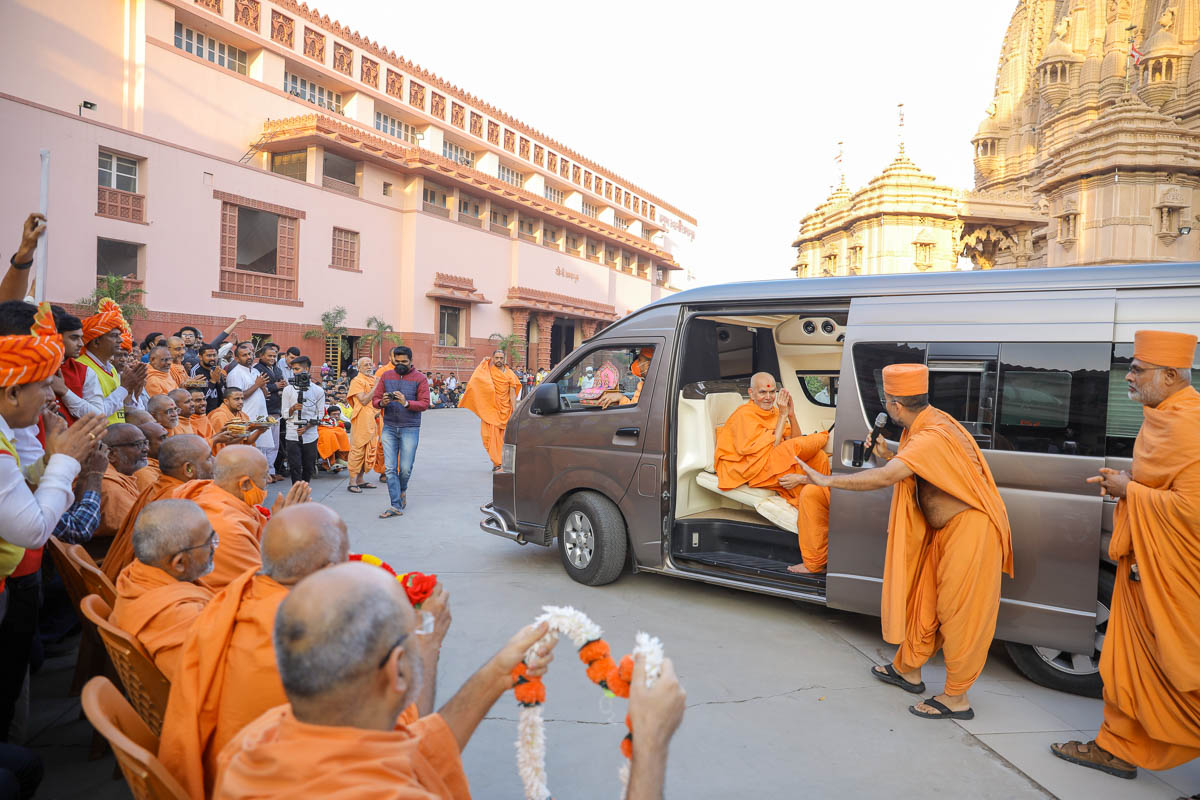 Sadhus and devotees welcome Swamishri
