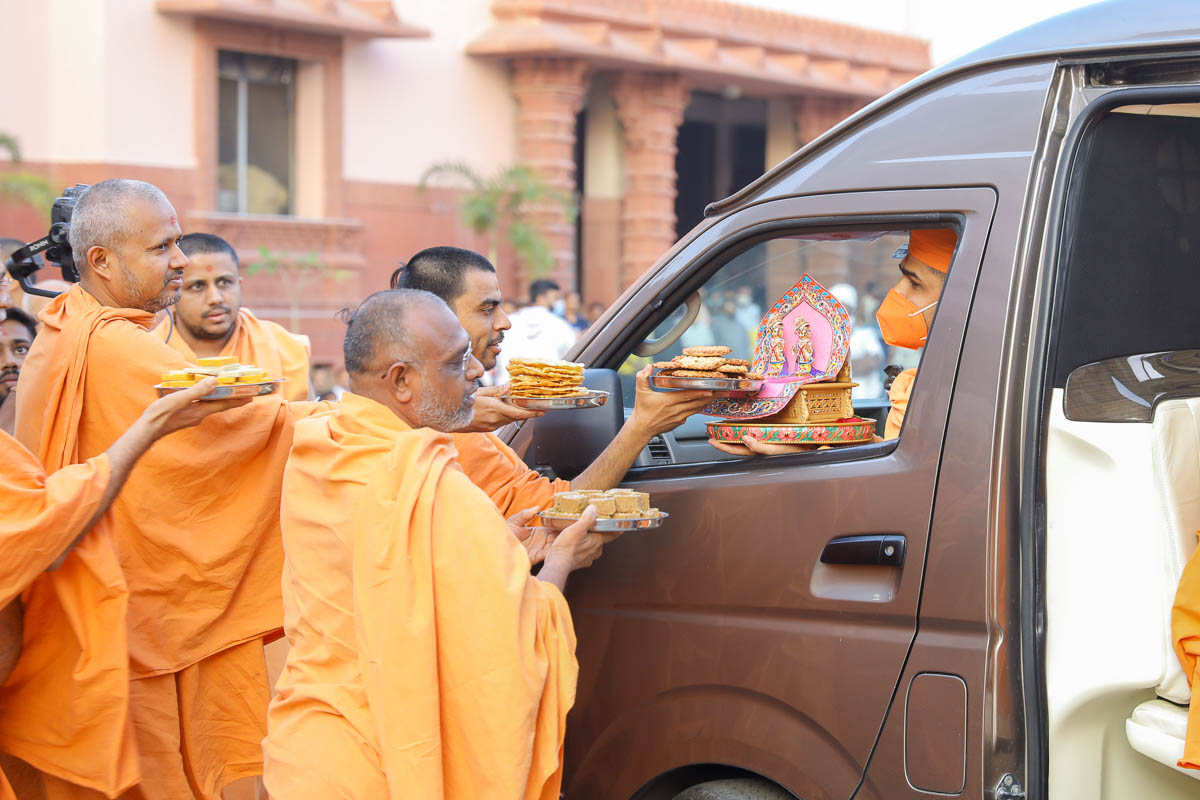Sadhus offer thal to Shri Harikrishna Maharaj and Shri Gunatitanand Swami