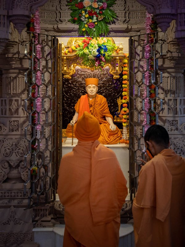 Swamishri engrossed in darshan of Brahmaswarup Pramukh Swami Maharaj