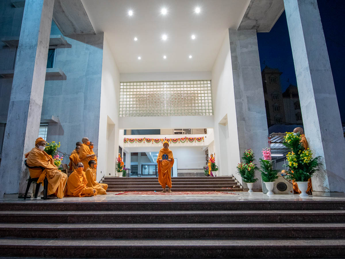 Swamishri with Shri Harikrishna Maharaj and Shri Gunatitanand Swami to inaugurate the Yagnapurush Sant Ashram