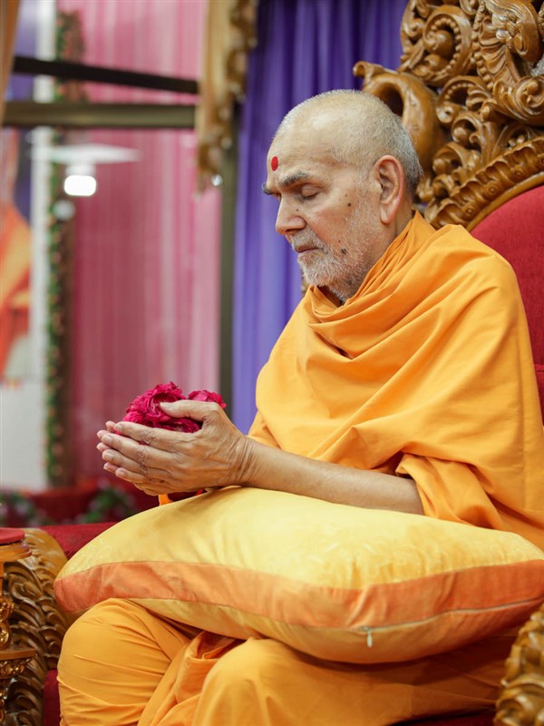 Swamshri offers mantra-pushpanjali