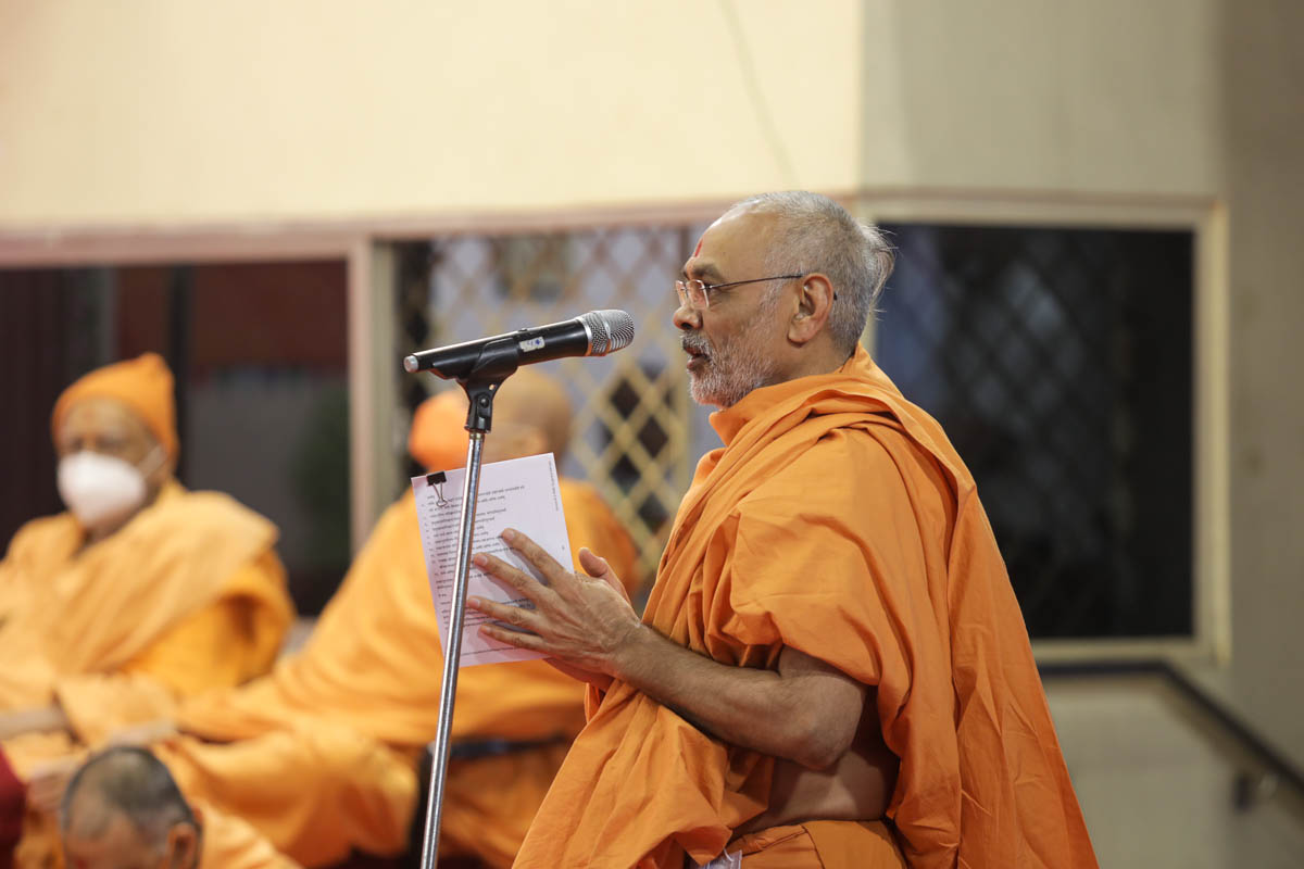 Shrutiprakash Swami chants the Vedic mantras