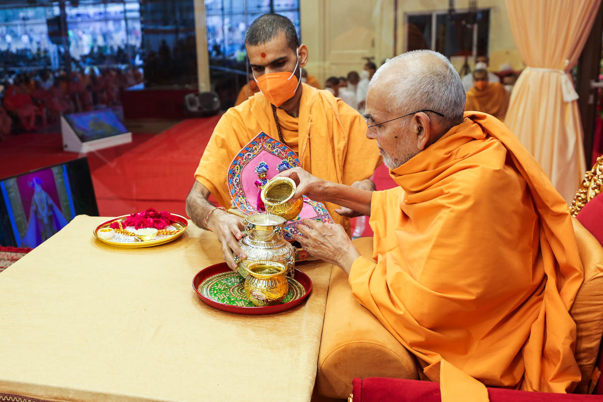 Swamishri sanctifies water