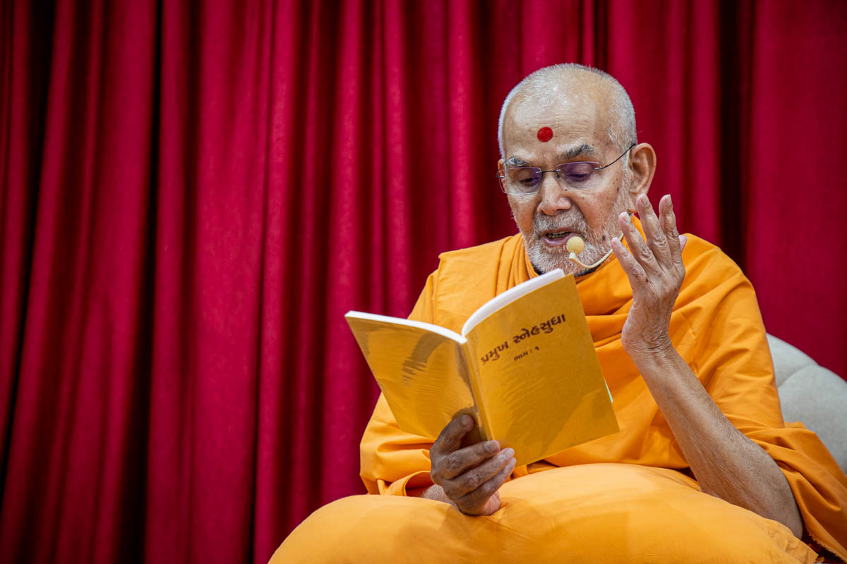 Swamishri blesses during the afternoon assembly 