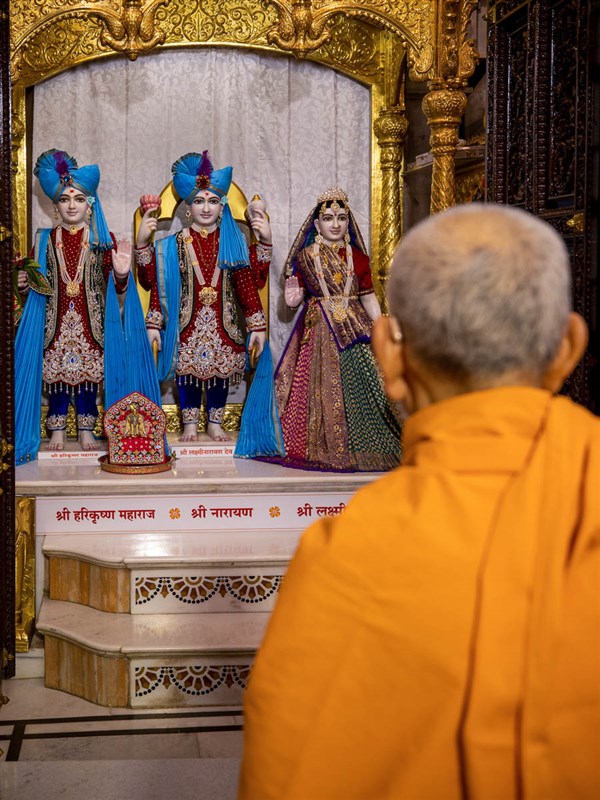 Swamishri engrossed in darshan of Shri Harikrishna Maharaj and Shri Lakshmi-Narayan Dev