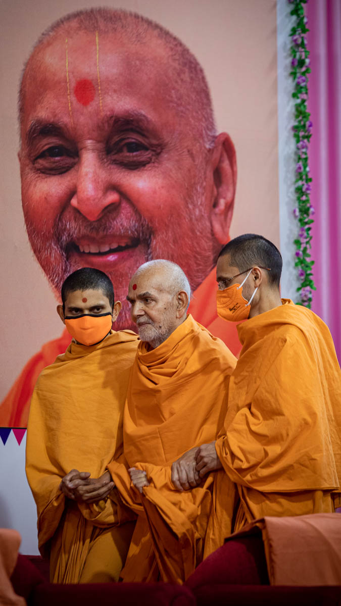 Swamishri arrives in the assembly