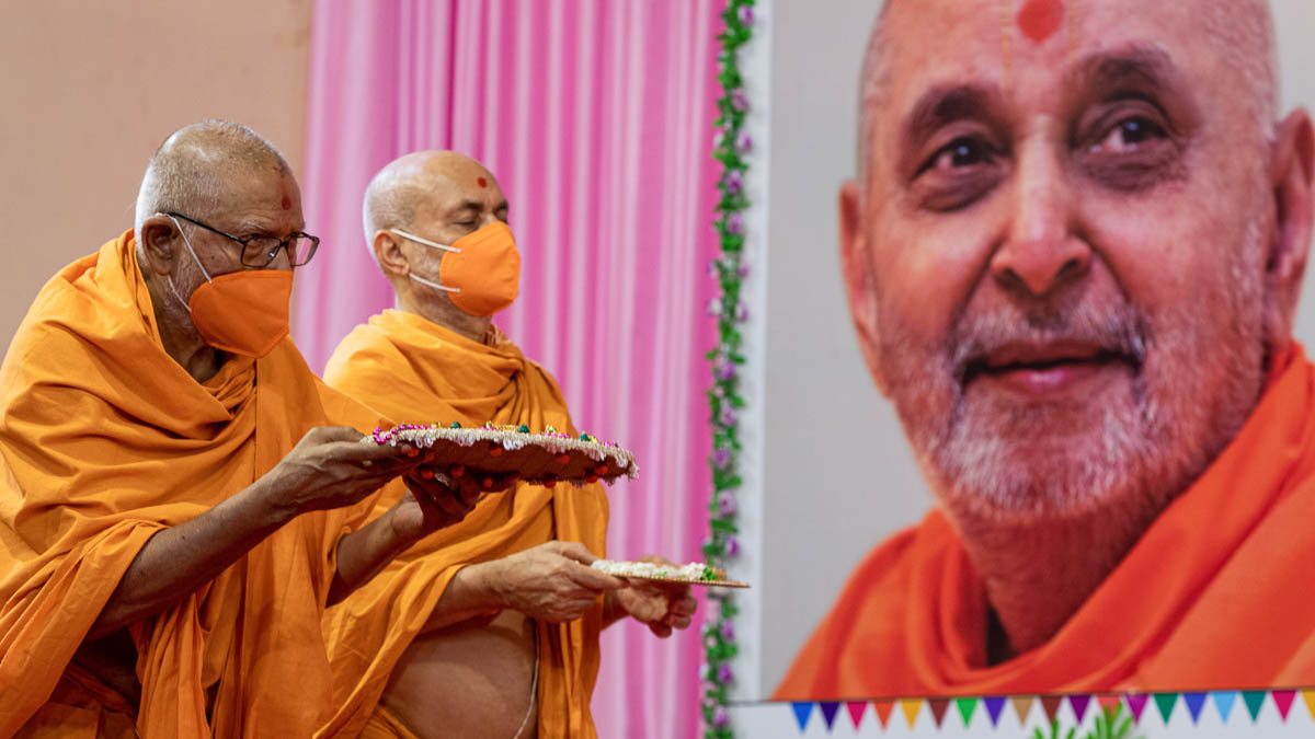 Pujya Kothari Swami and Pujya Viveksagar Swami perform the arti